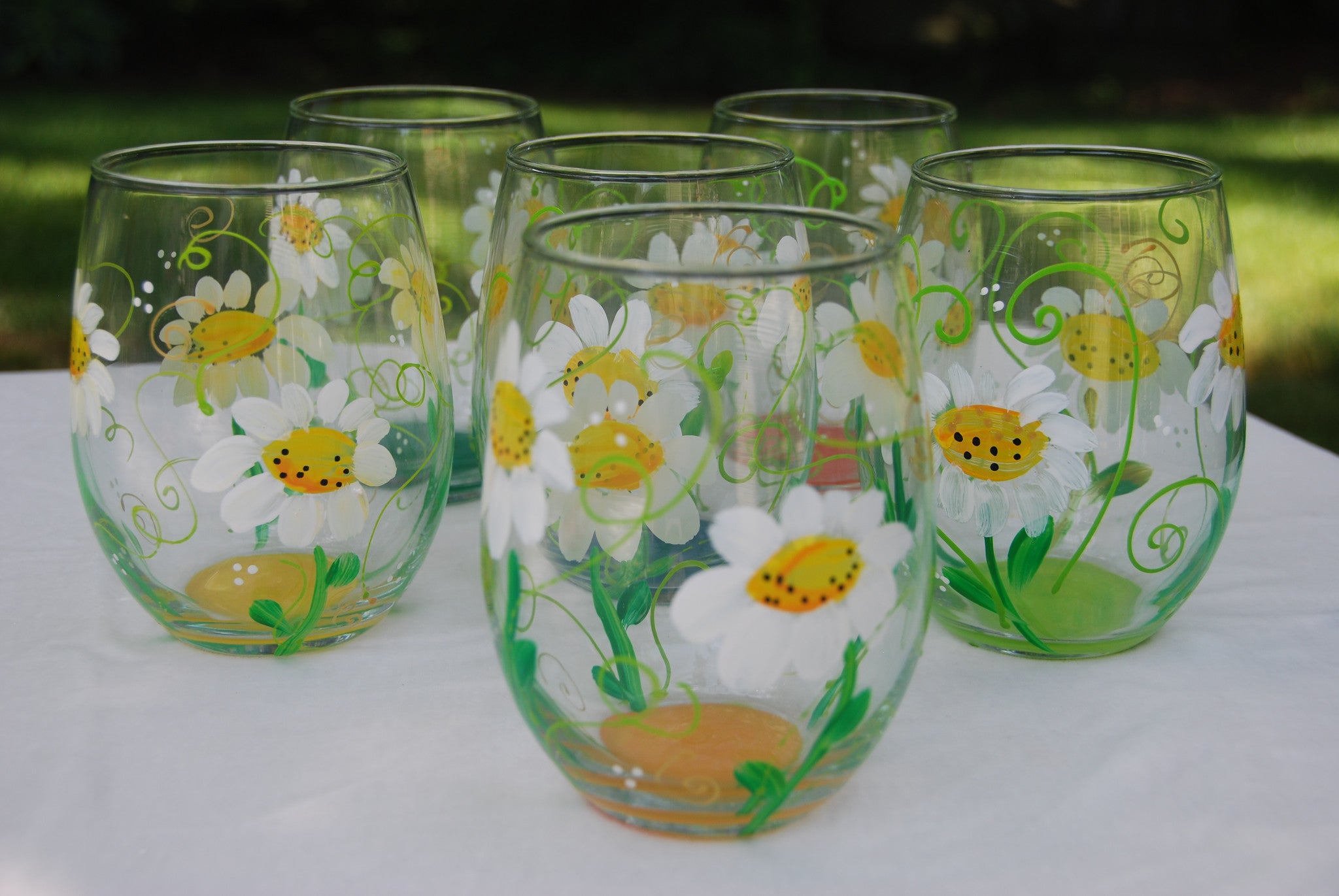Daisy Painted Stemless Wine Glass